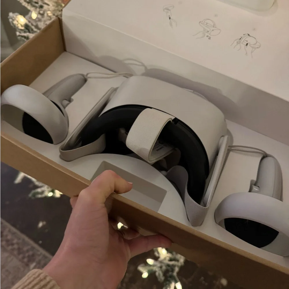 VR Headset with Controllers - White